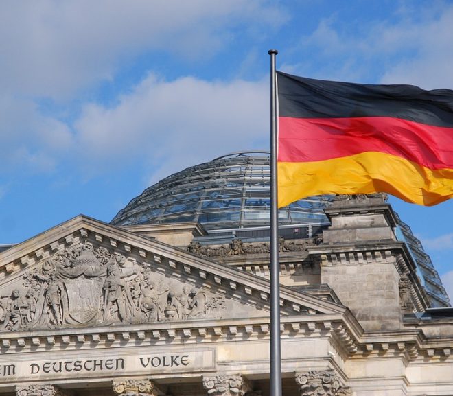 A Berlino un memoriale per ricordare le vittime gay dei nazisti, di fronte al monumento in memoria della Shoah